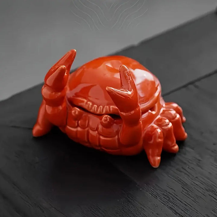 Detaljerat keramiskt askfat med krabbmotiv. En handgjord hemaccessoar som förhöjer din heminredning.