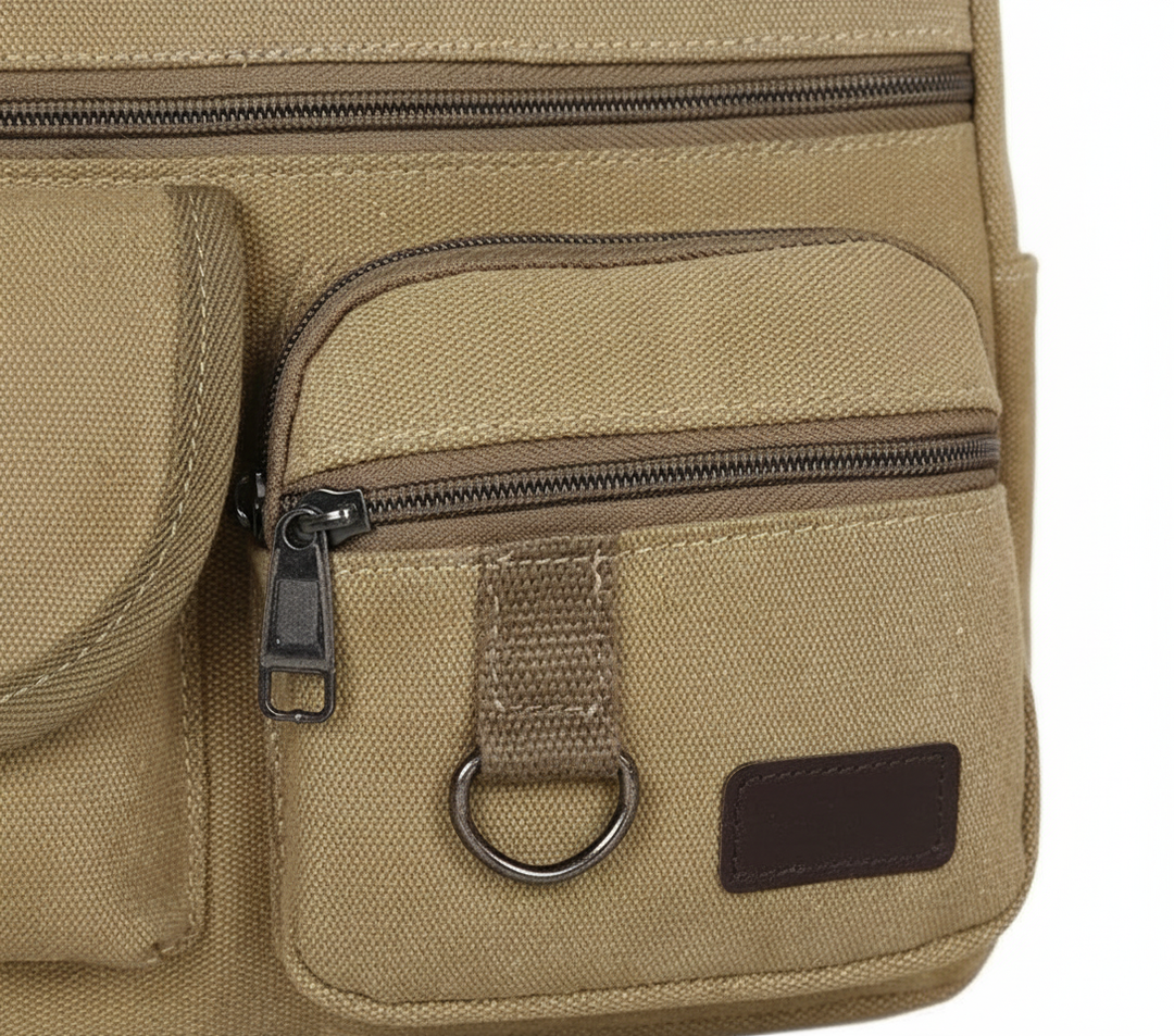 Stilren khaki axelremsväska i slitstark canvas, en praktisk unisex messengerbag för jobb, skola och fritid.