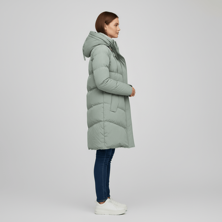 Gul figursydd dam vinterparka med huva. Trendig damjacka för vinterbruk.