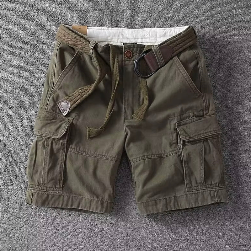 Detaljbild av en herrs cargoshorts midja i khaki med justerbara dragskor för optimal passform och komfort.