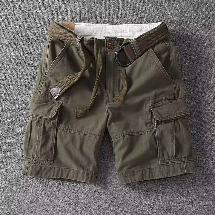Detaljbild av en herrs cargoshorts midja i khaki med justerbara dragskor för optimal passform och komfort.