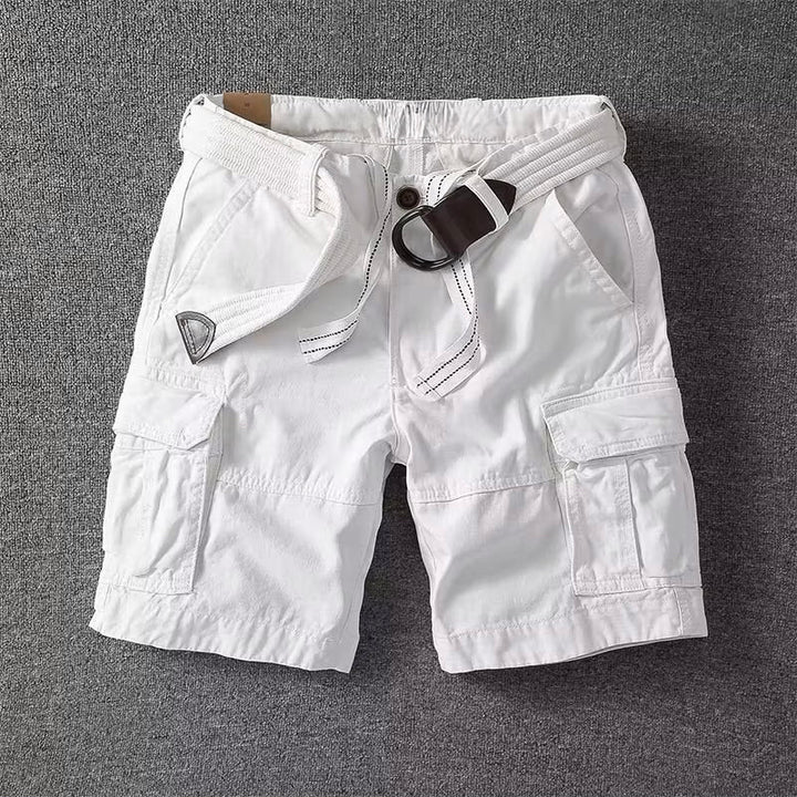 Grå herrcargoshorts med rymliga sidfickor, idealiska för förvaring under vandring och fritidsbruk på sommaren.