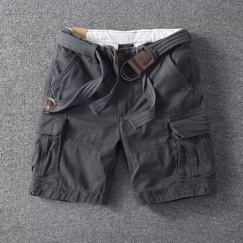 Bild bakifrån på khakifärgade cargoshorts med praktiska bakfickor, designade för bekvämlighet och stil.