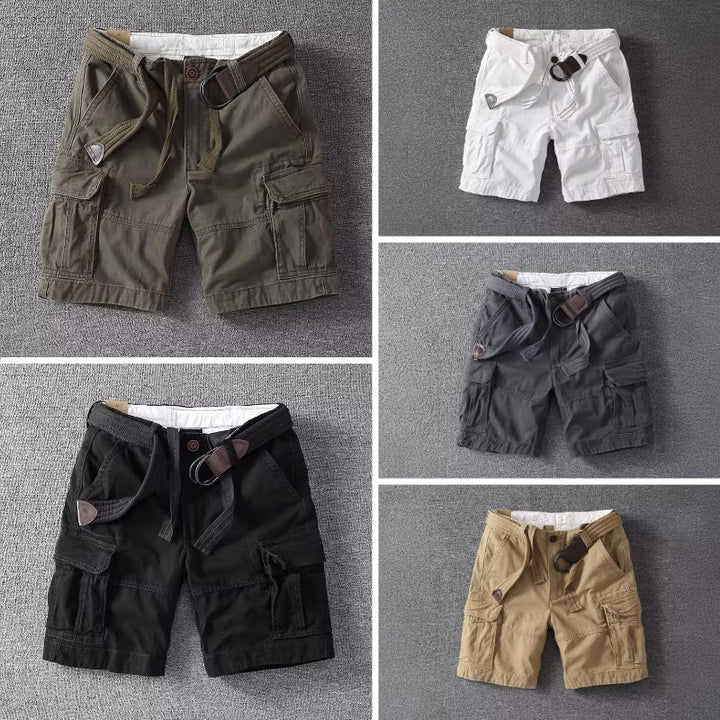 Herrar som bär khakifärgade cargoshorts med justerbar midja, kombinerat med en t-shirt för en avslappnad sommarlook.