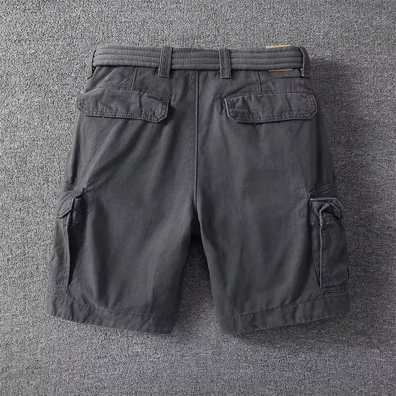Grå cargoshorts i bomull för män, perfekt för utomhusaktiviteter och fritid med sin justerbara midja och många fickor.
