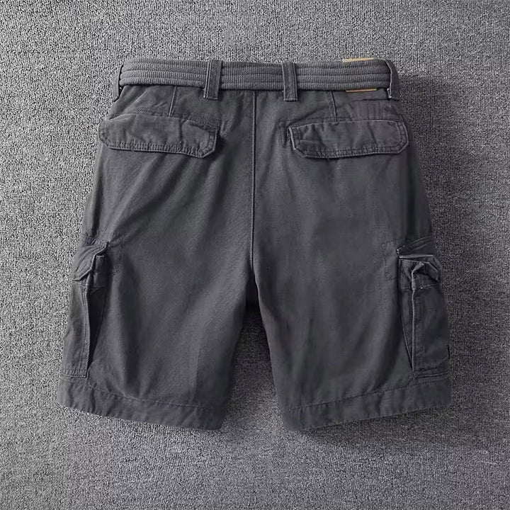 Grå cargoshorts i bomull för män, perfekt för utomhusaktiviteter och fritid med sin justerbara midja och många fickor.