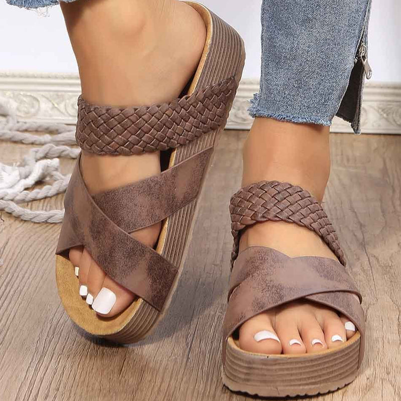 "Kilsandaler i brun veganläder med öppen rund tå, breda vampband och slip-on design för stil och komfort."