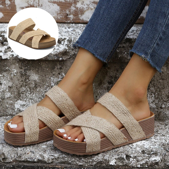 "Kilsandaler i brun veganläder med öppen rund tå, breda vampband och slip-on design för stil och komfort."