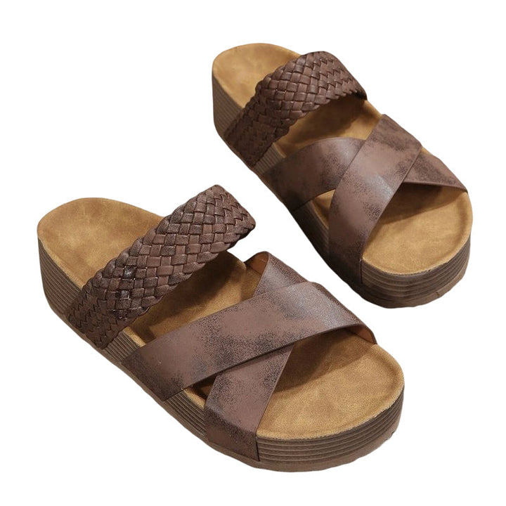 "Kilsandaler i brun veganläder med öppen rund tå, breda vampband och slip-on design för stil och komfort."