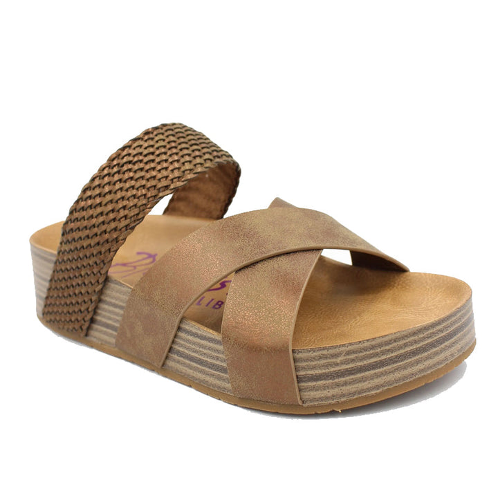 "Kilsandaler i brun veganläder med öppen rund tå, breda vampband och slip-on design för stil och komfort."