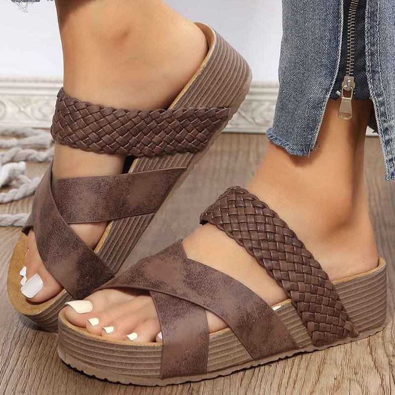 "Kilsandaler i brun veganläder med öppen rund tå, breda vampband och slip-on design för stil och komfort."