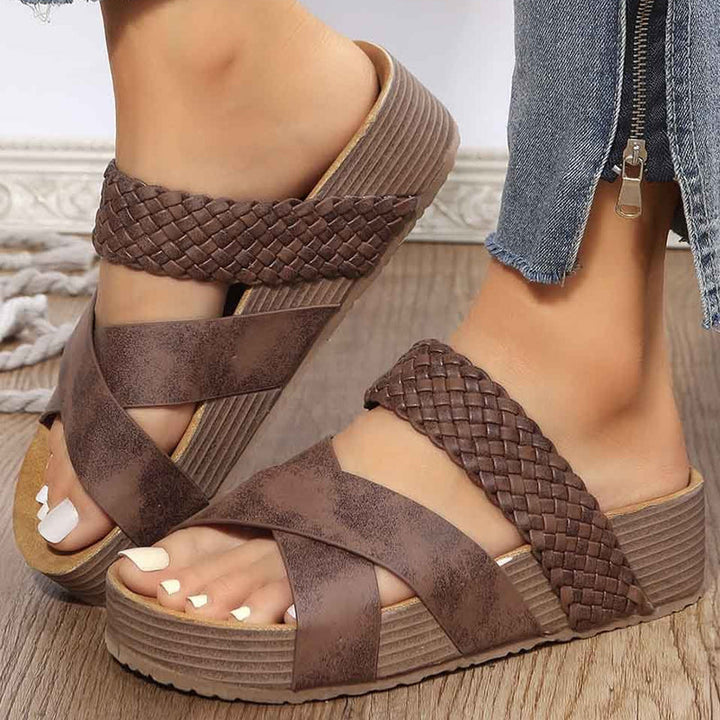 "Kilsandaler i brun veganläder med öppen rund tå, breda vampband och slip-on design för stil och komfort."