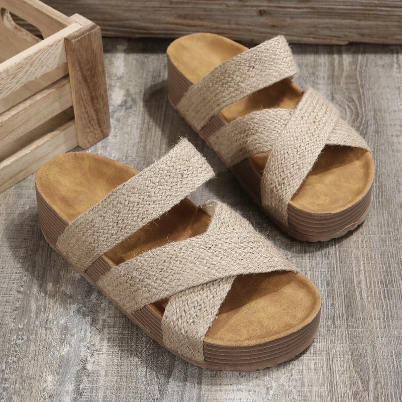 "Kilsandaler i brun veganläder med öppen rund tå, breda vampband och slip-on design för stil och komfort."