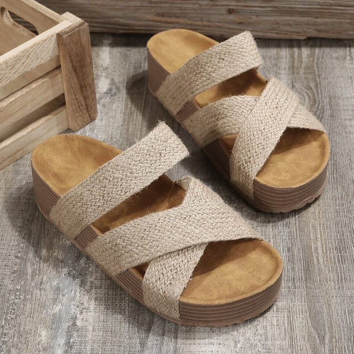 "Kilsandaler i brun veganläder med öppen rund tå, breda vampband och slip-on design för stil och komfort."