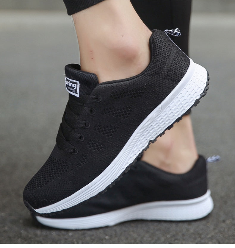 Stilfulla Klara slip-on damskor för optimal komfort. Perfekta för vardag och promenader.