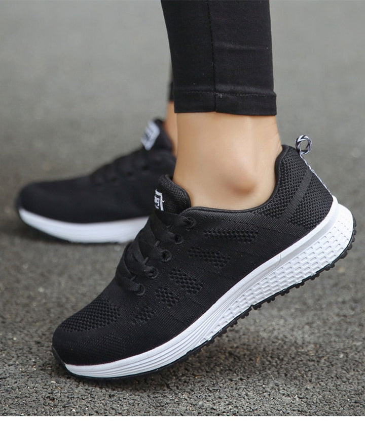 Klara slip-on sneakers, snabba att ta på, bekväma damskor för en aktiv livsstil.