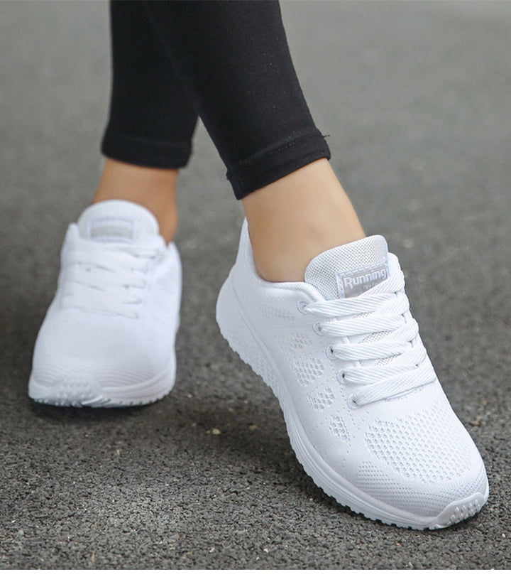 Trendiga Klara slip-on damsneakers, designade för komfort och snabb användning.