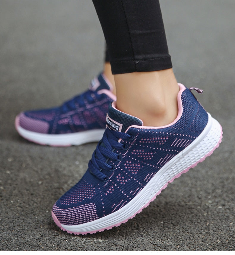 Klara bekväma slip-on promenadskor för dam, stilfulla sneakers för aktiva dagar.