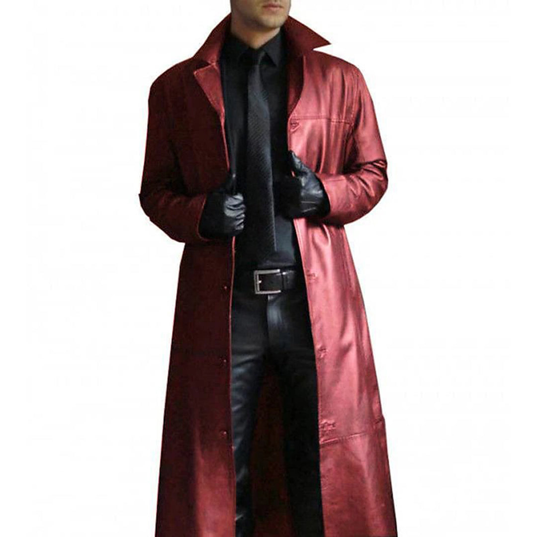 Man bär en elegant svart skinnjacka, ett mångsidigt ytterplagg för modern herrstil.