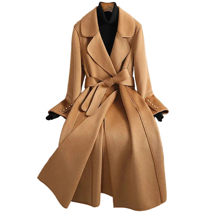Klassisk brun trenchcoat för dam med bälte, perfekt för höst- och vintermode. Elegant ytterplagg.