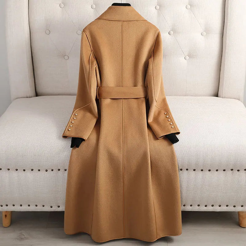Brun damtrenchcoat i klassisk stil med markerat bälte, ett stilrent ytterplagg för kvinnor.