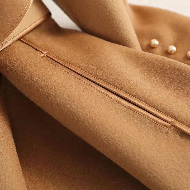 Stilren brun trenchcoat för dam med detaljerat bälte, ett tidlöst ytterplagg för kvinnor.