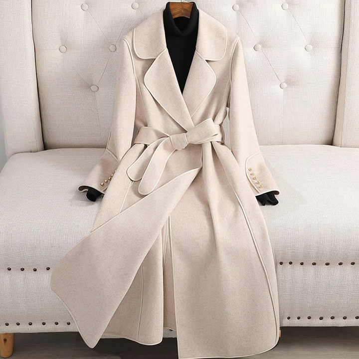 Klassisk brun damkappa, en trenchcoat med bälte som framhäver höst- och vinterelegansen.