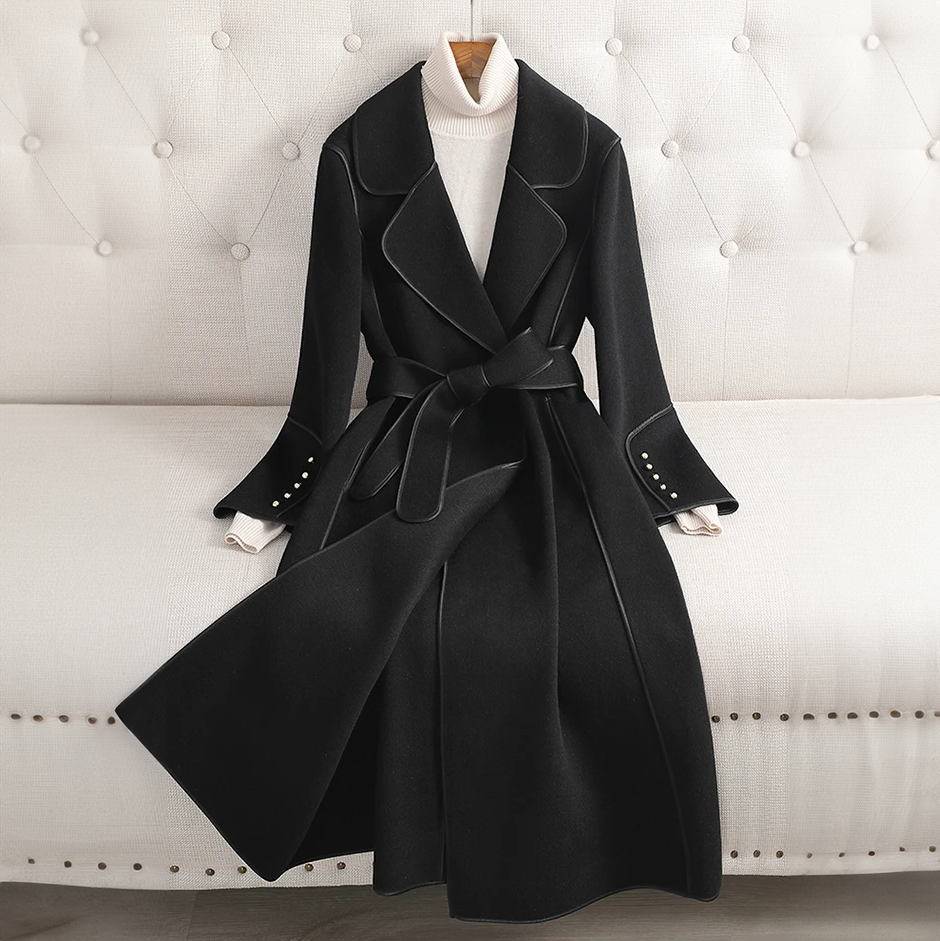 Höstbrun trenchcoat för dam, med bälte, elegant och stilren, ett måste i kvinnors ytterplaggsgarderob.