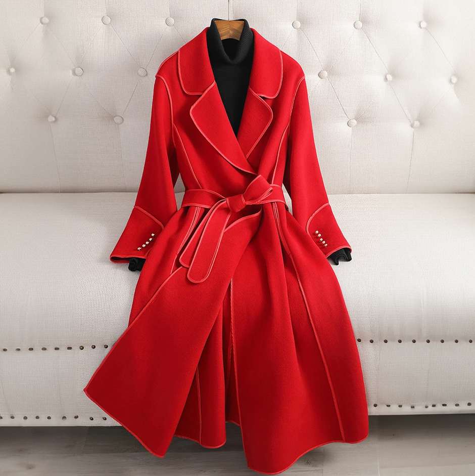 Dam-trenchcoat i brun färg med klassisk design och bälte, perfekt som stilrent ytterplagg.