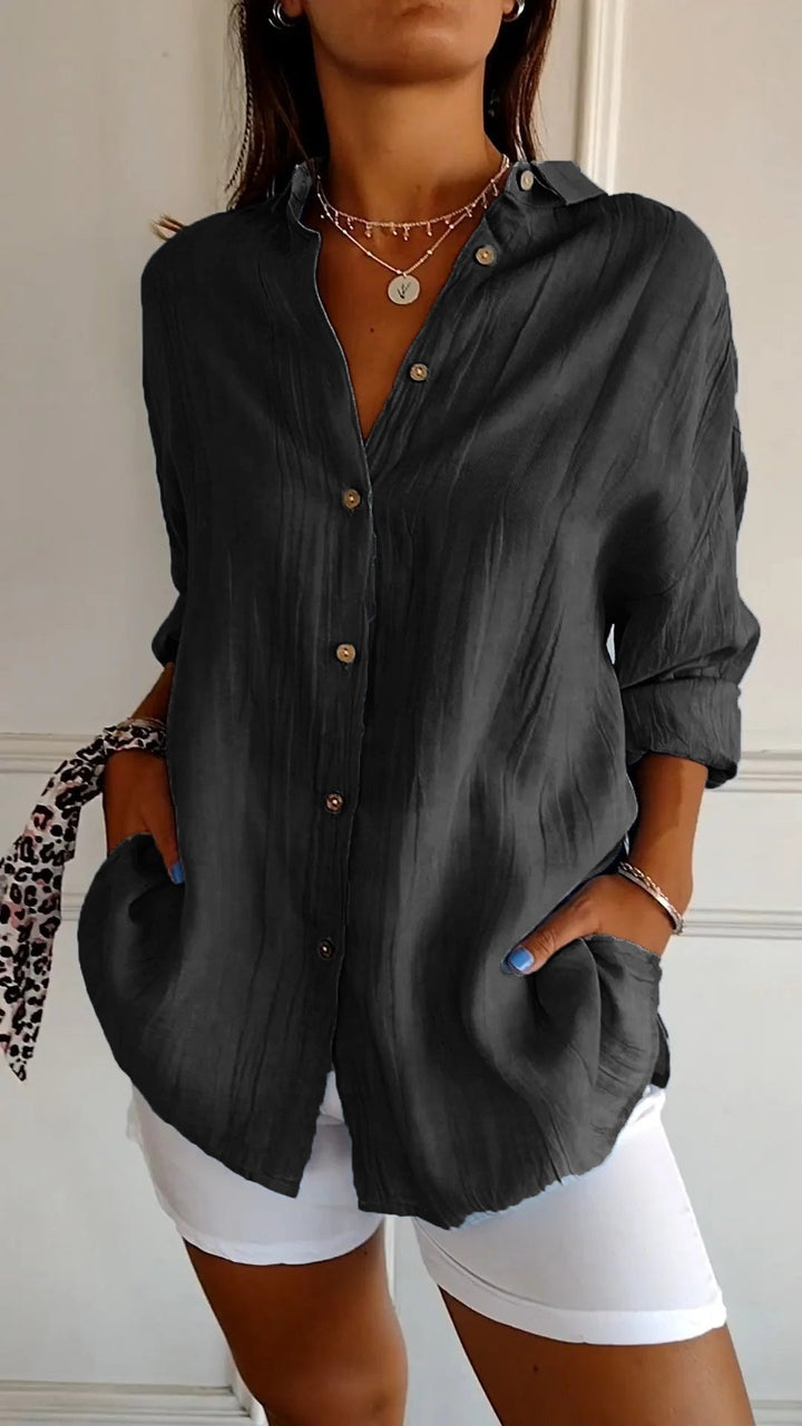 Elegant damskjorta, med detaljerade knappar. En tidlös topp för mode, arbete och fest.