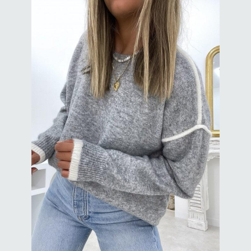 Detaljbild av damtröja med rund hals. Klassisk, bekväm höstpullover med tidlös design för kvinnor.