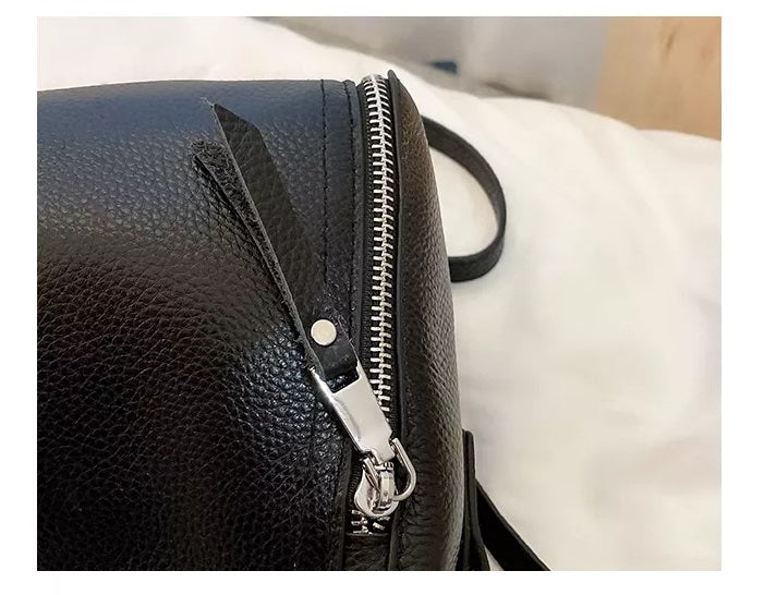 Elegant damväska med diskret märkning, en tidlös shopping- och axelväska.
