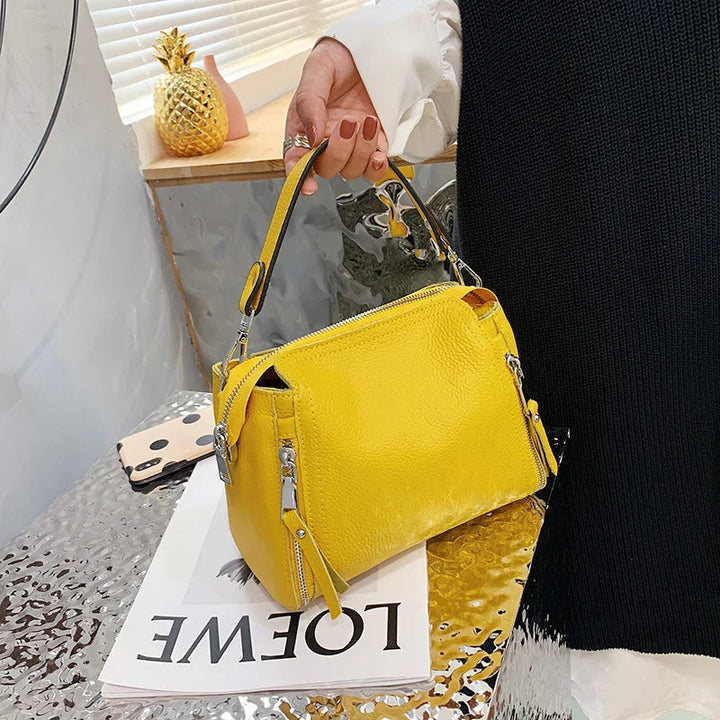 Stilren klassisk handväska, en elegant damaccessoar som kompletterar din outfit.