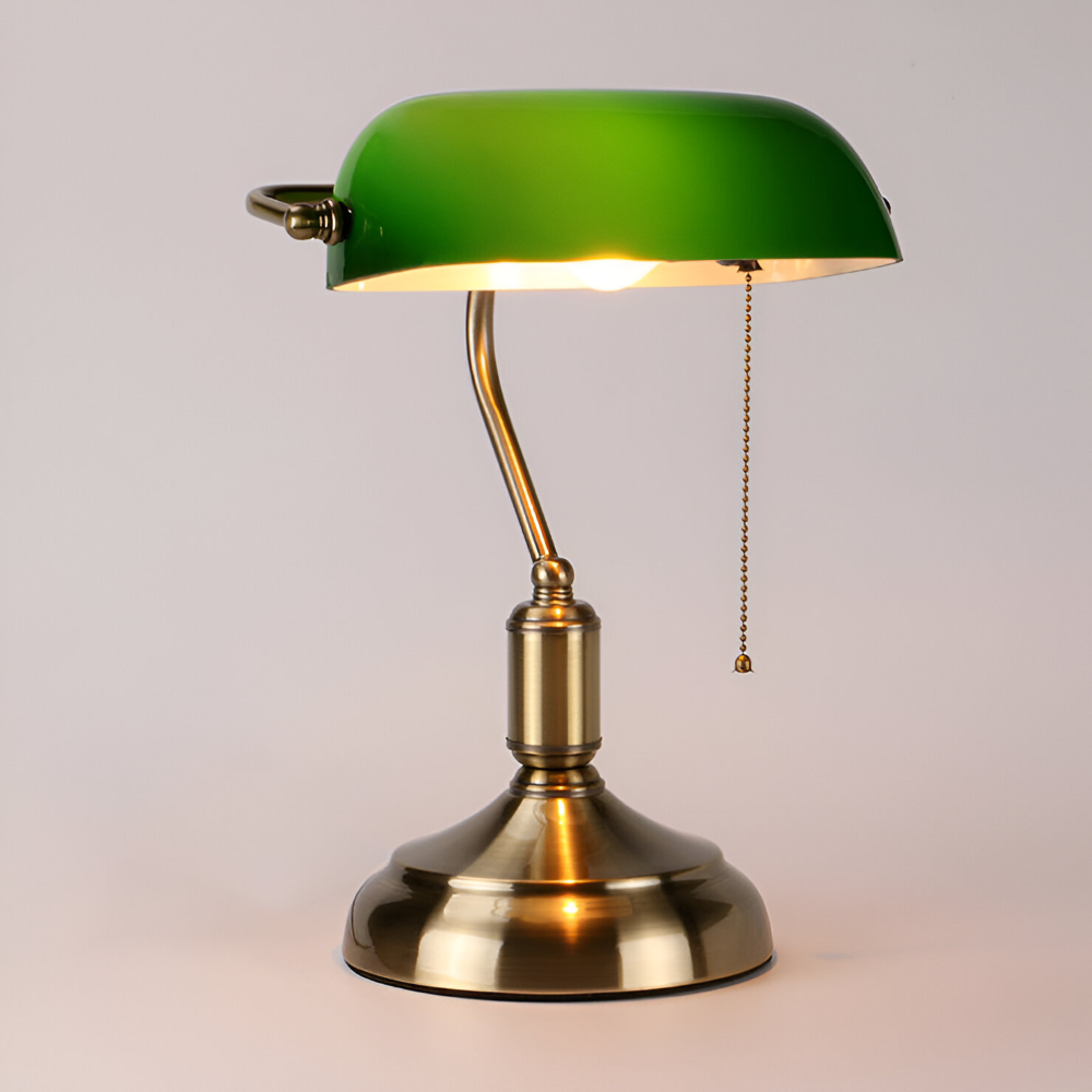 Klassisk grön skrivbordslampa med mässingsdetaljer. Elegant arbetslampa för kontor och heminredning.