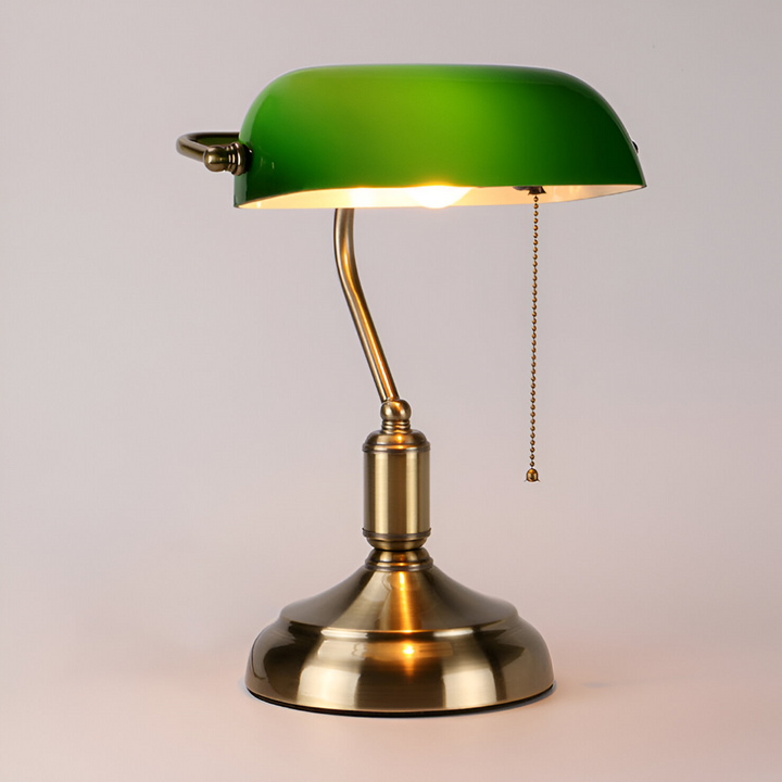 Klassisk grön skrivbordslampa med mässingsdetaljer. Elegant arbetslampa för kontor och heminredning.