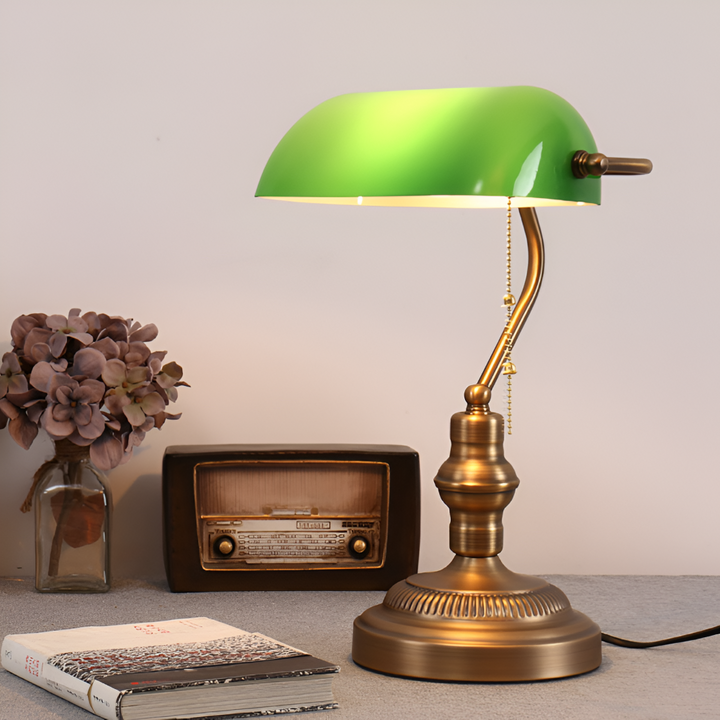 Vintage grön skrivbordslampa i mässing. Dekorativ bordslampa perfekt som läslampa på skrivbordet.