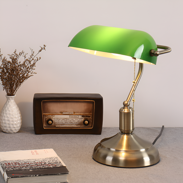 Elegant grön skrivbordslampa med antik mässingsfot. En klassisk kontorslampa för stilfull inredning.
