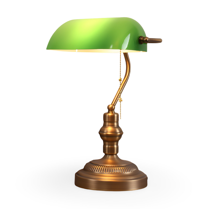 Grön bordslampa med mässingsdetaljer. Perfekt klassisk belysning för kontorsmiljöer eller läshörnan.