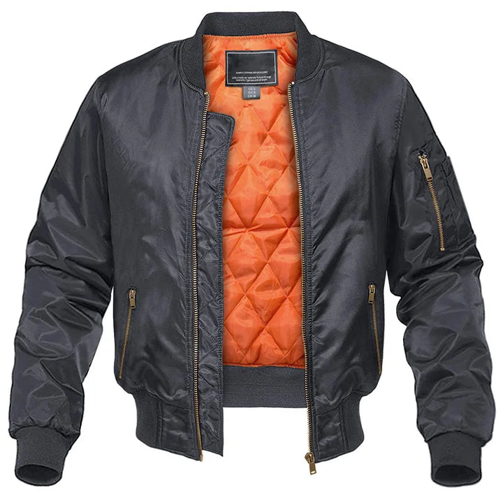 Sidovy av en modern herr pilotjacka med praktiska detaljer. En bekväm bomberjacka.