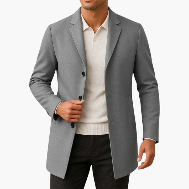 Klassisk herrkappa med elegant notchkrage, perfekt för formella tillfällen och kontoret under höst/vinter.