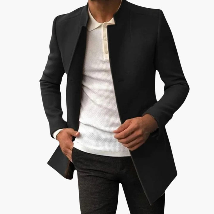 Tidlös herrkappa för män med snygg notchkrage, ett elegant ytterplagg för vardag och mode på hösten.