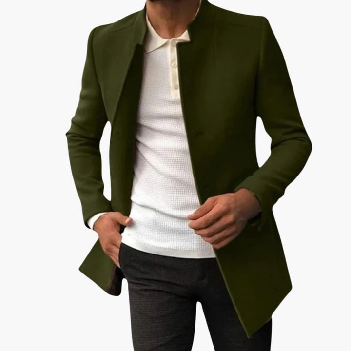 Elegant herrkappa med klassisk notchkrage, ett formellt ytterplagg för stilmedvetna män på hösten och vintern.