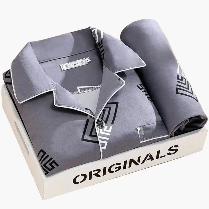 Långärmad herrpyjamas med elegant vetemotiv. Klassiska nattkläder som kombinerar stil med komfort.
