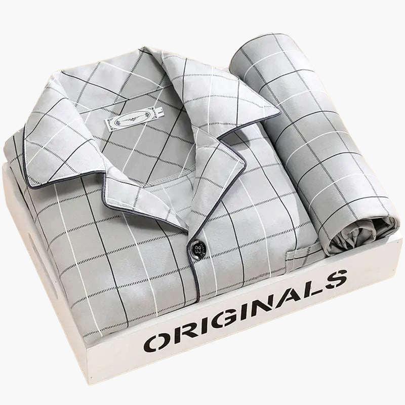 Bekväm herrpyjamas i klassisk stil med vetemotiv. Långärmad och perfekt som natt- & loungekläder.