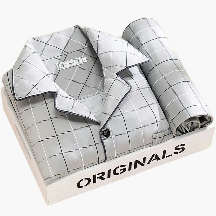 Bekväm herrpyjamas i klassisk stil med vetemotiv. Långärmad och perfekt som natt- & loungekläder.
