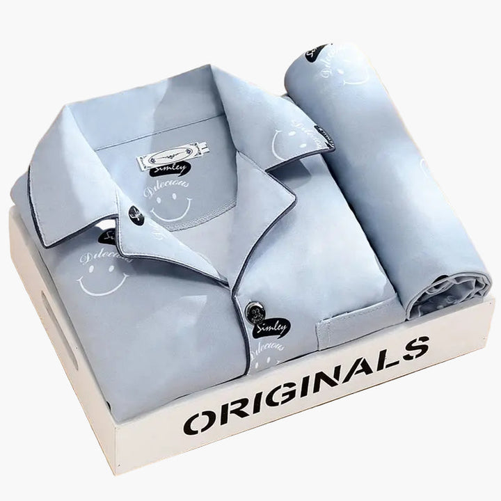 Herrpyjamas i tidlös design med vetemotiv, idealisk som nattkläder eller loungekläder. Långärmad komfort.
