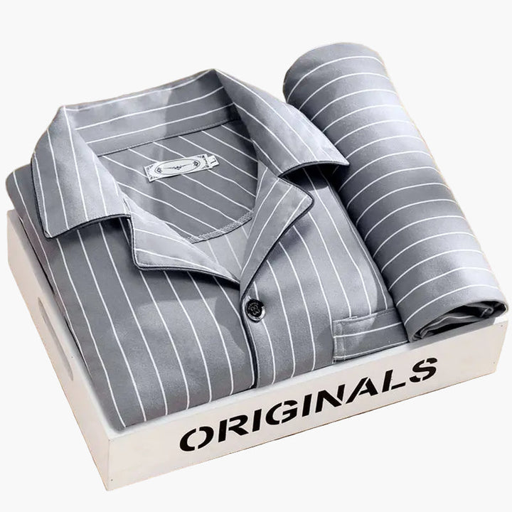 Presenttips: Långärmad herrpyjamas med vetemotiv. Klassiska nattkläder för bästa komfort och stil.
