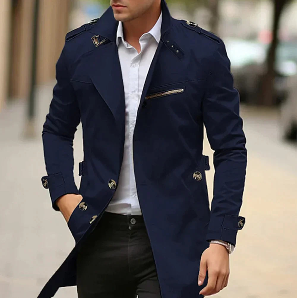 Väderbeständig herrtrenchcoat, skyddar mot vind & regn. Stilren ytterrock för höst och business casual.