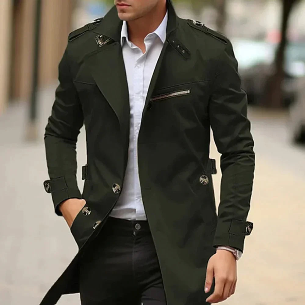 Elegant herrtrenchcoat i klassisk design. Tidlös jacka, mångsidig för vardag & formella tillfällen.