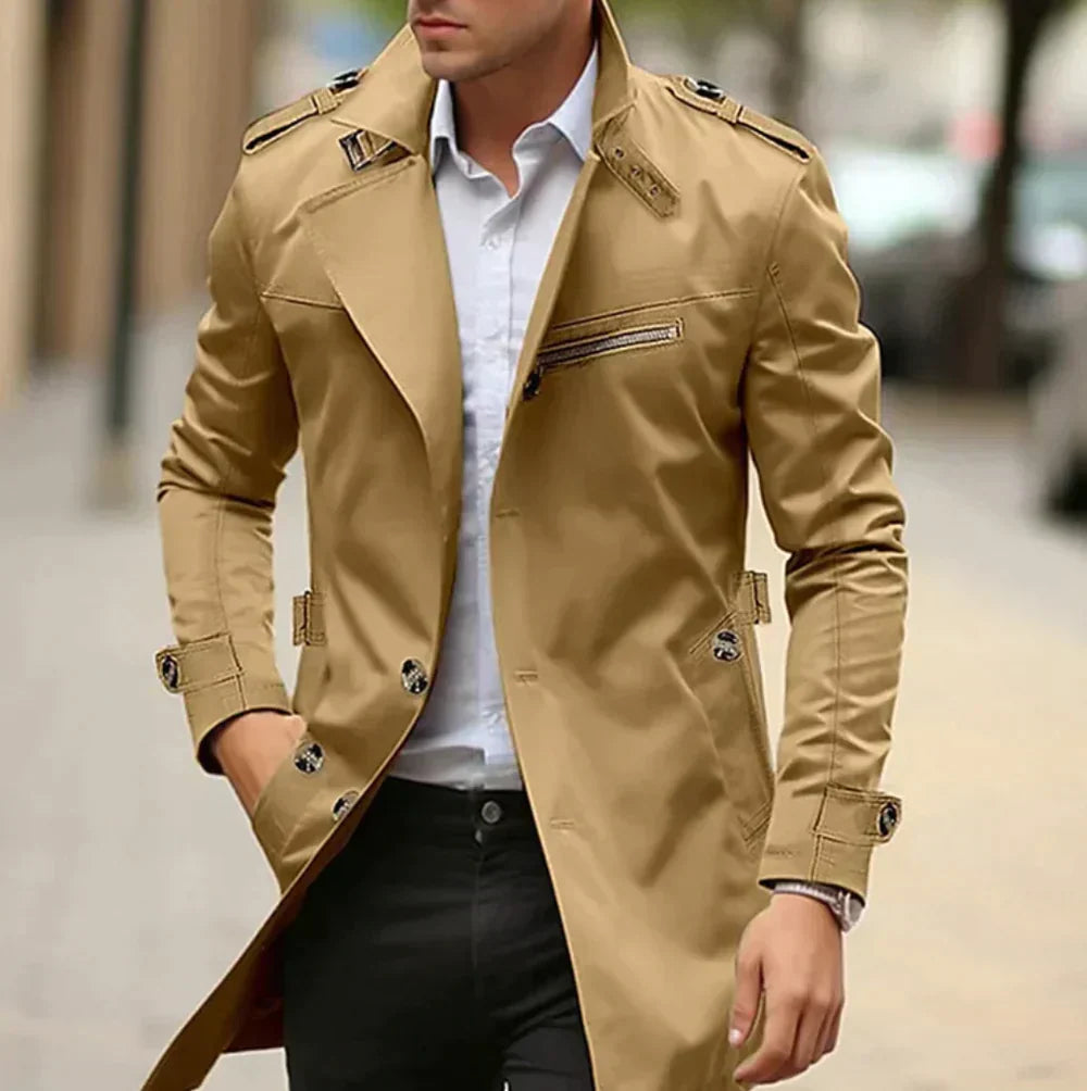 Högkvalitativ herrtrenchcoat, klassisk & väderbeständig. Perfekt ytterplagg för elegant herrmode.